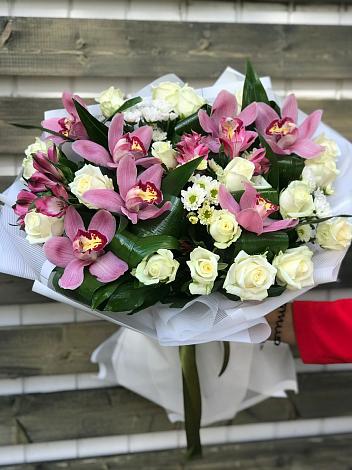 Букет цветов из: Розы и Хризантемы в Шангале