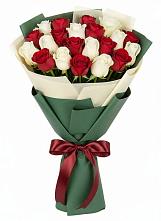 Букет Микс из красных и белых роз в Шангале