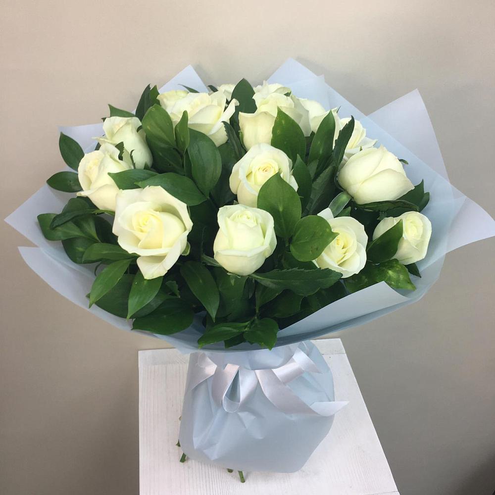Букет 15 Белых роз Проуд в Шангале