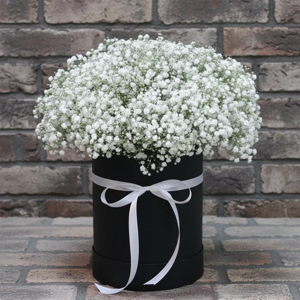 Цветочная композиция из Гипсофила в шляпной коробке в Шангале