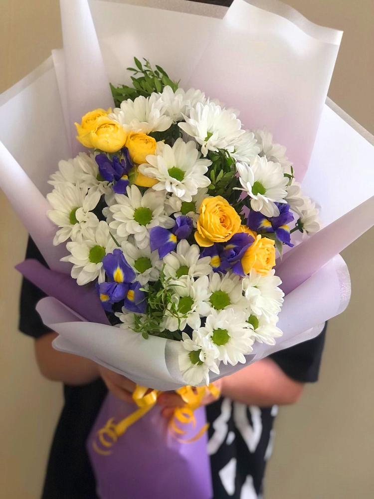 Букет цветов из: Ирисы, Хризантемы и Розы в Шангале