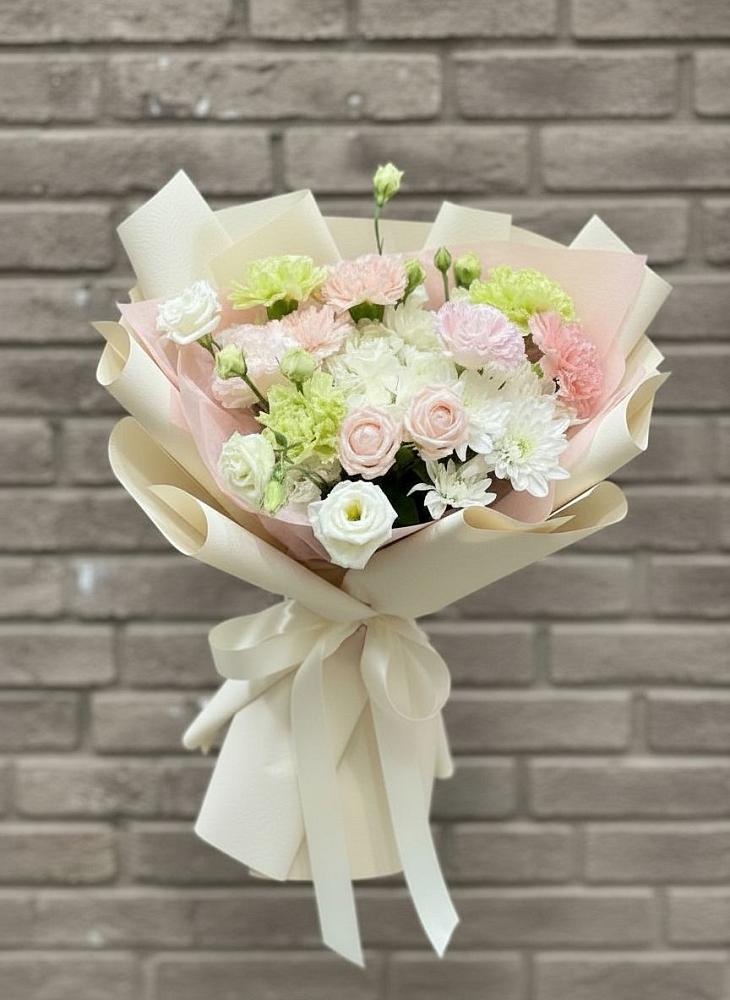 Букет цветов из: Гвоздики, Розы, Лизиантусы и Хризантемы в Шангале