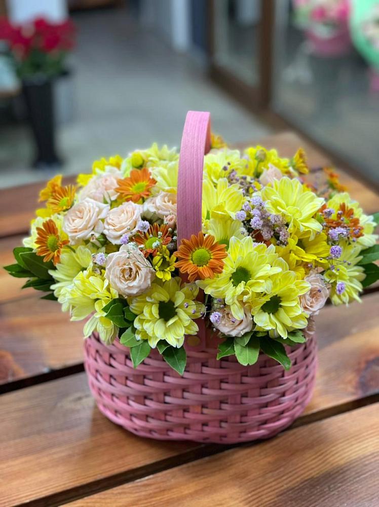 Цветочная композиция из Хризантемы и Розы в корзине в Шангале