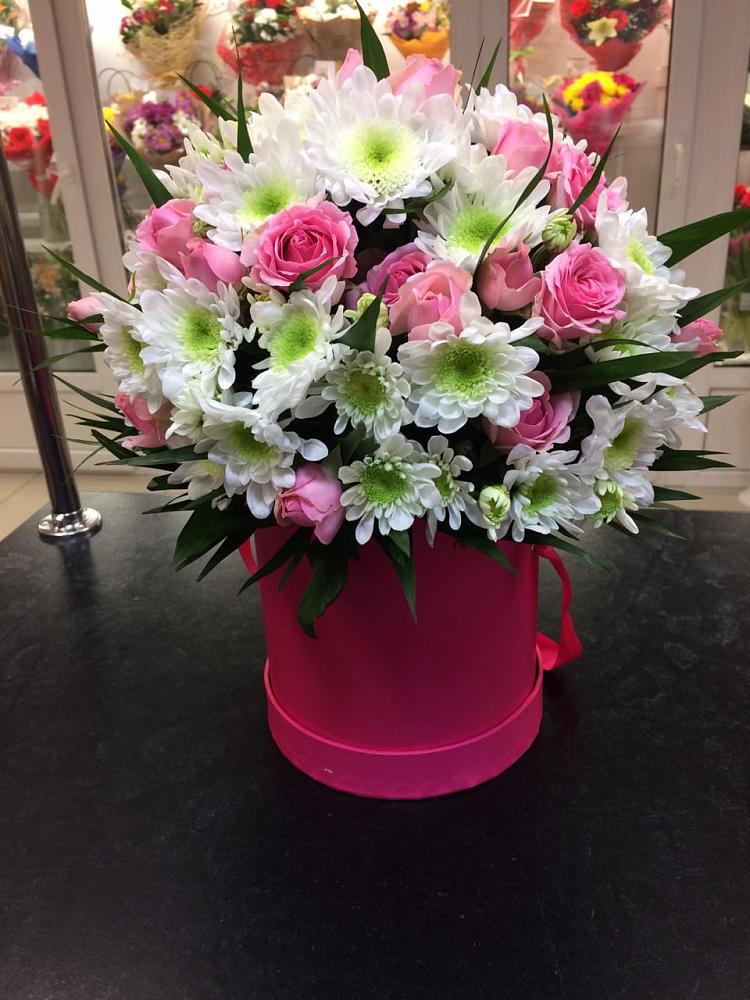 Цветочная композиция из Розы и Хризантемы в шляпной коробке в Шангале