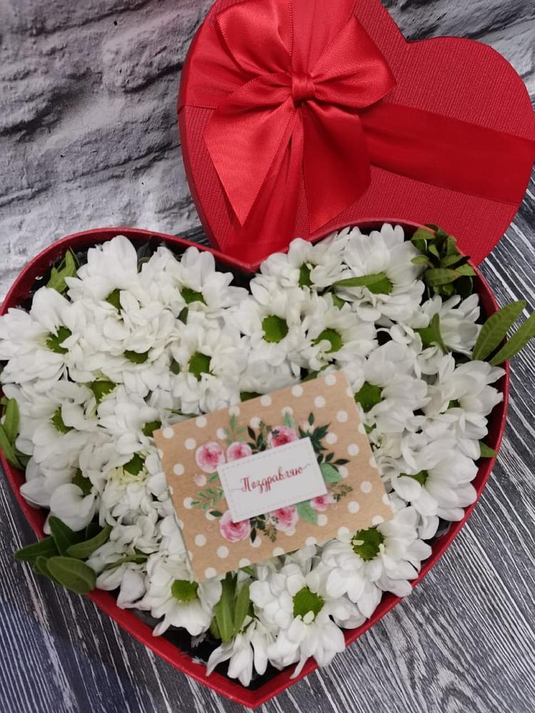 Цветочная композиция из Хризантемы в виде сердца в Шангале