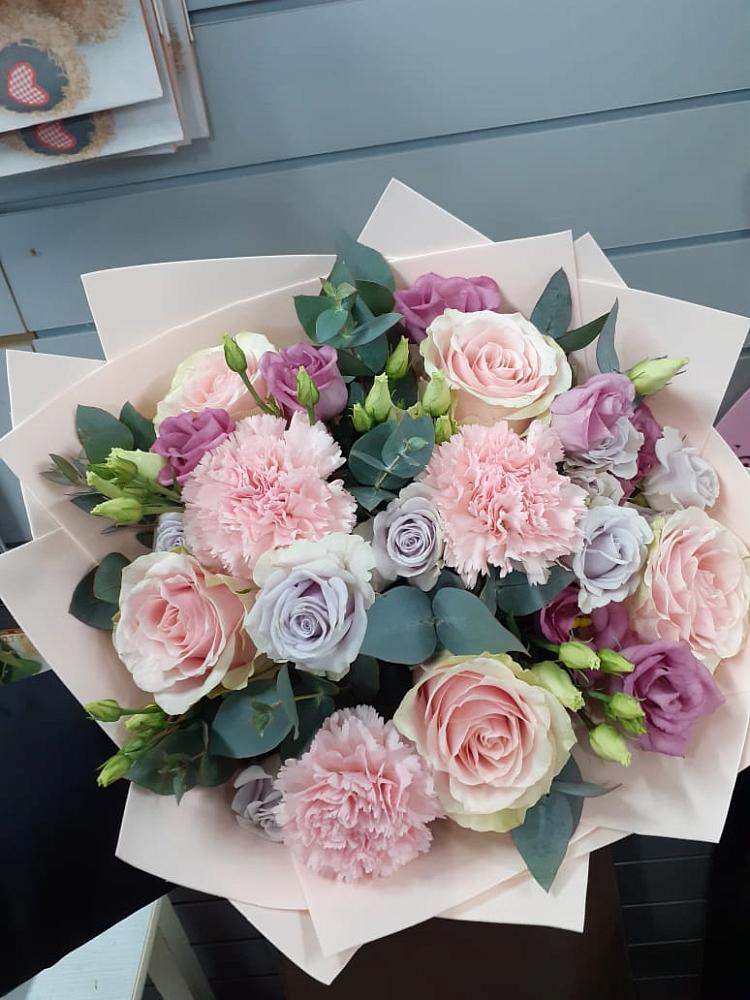 Букет цветов из: Розы, Гвоздики и Лизиантусы в Шангале