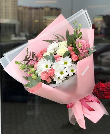 Букет цветов из: Розы, Лизиантусы и Хризантемы в Шангале