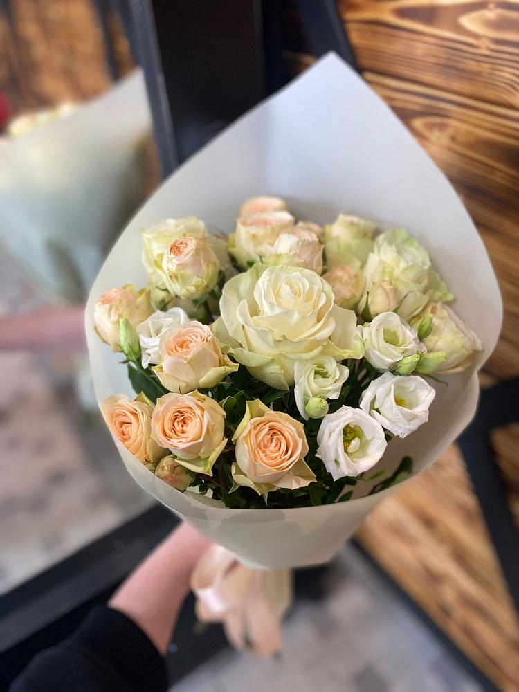 Букет цветов из: Розы и Лизиантусы в Шангале